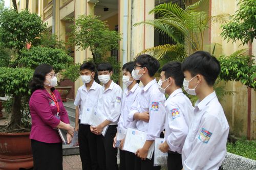 Thứ trưởng Ngô Thị Minh kiểm tra công tác coi thi tại Hải Dương