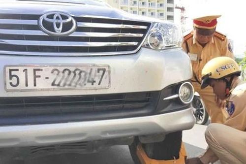 Chính quyền TP Nha Trang lên tiếng trước ý kiến trái chiều về khóa bánh xe ô tô vi phạm