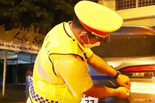 Tin mới vụ cán bộ xã cố thủ trong ô tô khi bị kiểm tra nồng độ cồn