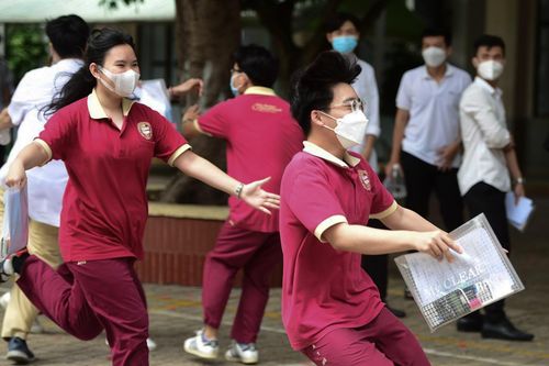 Thí sinh Hà Nội, TP.HCM nhảy cẫng sung sướng sau môn thi đầu
