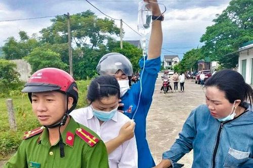 Nữ sinh vừa truyền nước vừa thi tốt nghiệp