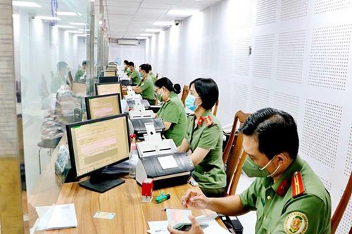 Chen chúc làm hộ chiếu mẫu mới: Công an TP.HCM đưa ra giải pháp