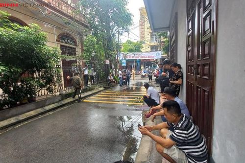 Quảng Ninh: Phụ huynh đội mưa đợi con dự thi tốt nghiệp THPT