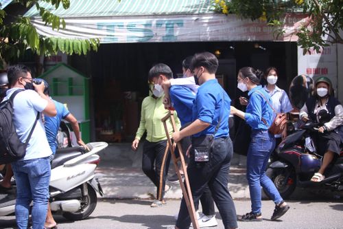 Đội nắng cõng thí sinh bị gãy chân vào phòng thi