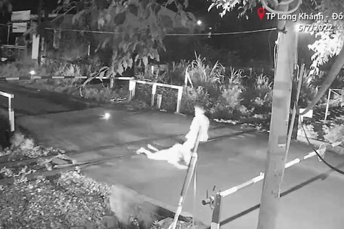 Bộ trưởng GTVT khen nhân viên gác chắn cứu người ngay trước mũi tàu