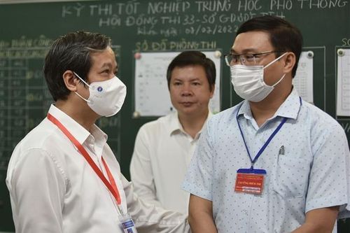 Bộ trưởng Bộ Giáo dục và Đào tạo động viên các thí sinh Thừa Thiên-Huế