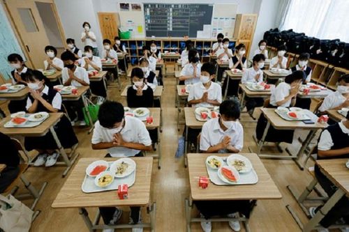 Lạm phát bắt đầu len lỏi vào bữa ăn học đường tại Nhật Bản