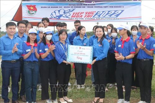 Trung ương Đoàn tặng quà các đội tình nguyện 'Tiếp sức mùa thi' tại Ninh Bình