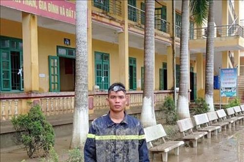 Đại tướng Tô Lâm gửi thư khen chiến sĩ giải cứu 105 học sinh khỏi vùng nước lũ