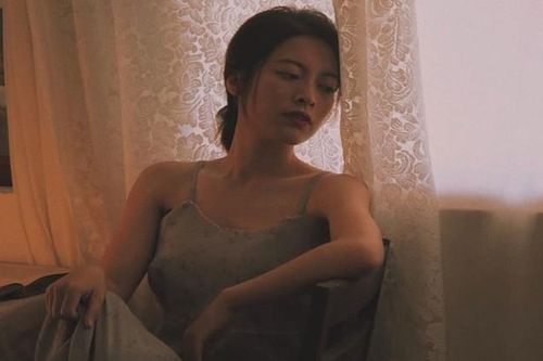 Ôm bụng đi sinh một mình, thấy người này tôi nhịn cơn đau che mặt chạy trốn