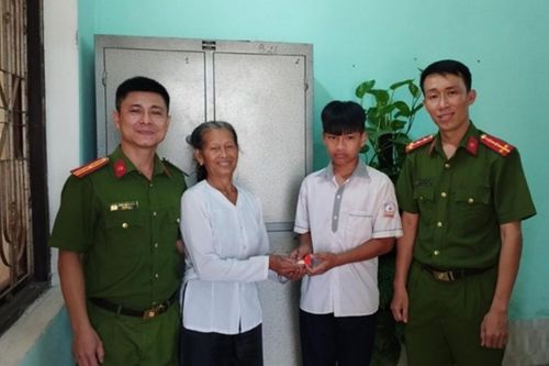 Bà cụ 77 tuổi đánh rơi tài sản giá trị và 'điều kỳ diệu' xảy ra sau đó