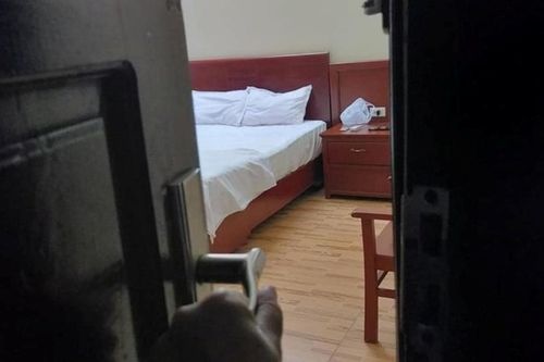 Vào nhà nghỉ 'tâm sự' với nhân tình, người đàn ông tá hỏa sau giấc ngủ nồng say