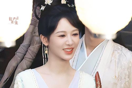 Dương Tử khoe bờ vai ngợi cảm bên 'tình mới'