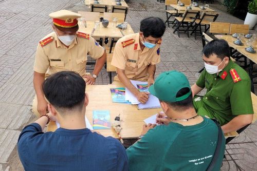 CSGT TP.HCM yêu cầu chủ quán báo tin nếu khách đã uống rượu, bia vẫn cố tình tự lái xe