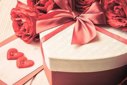 Điêu đứng khi nhận được quà không rõ người gửi trong đám cưới