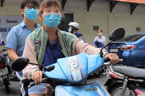 Xúc động chị teo 2 chân chở em khuyết tật đi thi tốt nghiệp THPT 2022