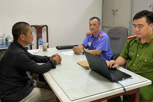 Bắt giam gã cha dượng nhiều lần hiếp dâm con gái riêng của vợ