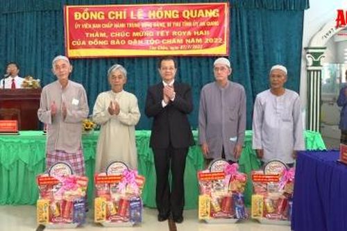 Bí thư Tỉnh ủy An Giang Lê Hồng Quang thăm và chúc mừng Tết Roya Haji đồng bào dân tộc thiểu số Chăm