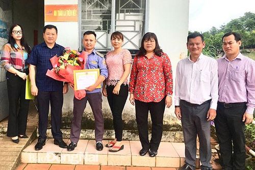 Khen thưởng nhân viên gác chắn dũng cảm cứu người