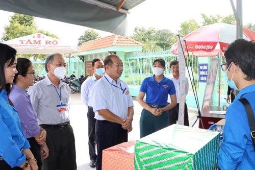 Phó Chủ tịch UBND tỉnh Đoàn Tấn Bửu thăm hỏi lực lượng làm nhiệm vụ tại các Điểm thi