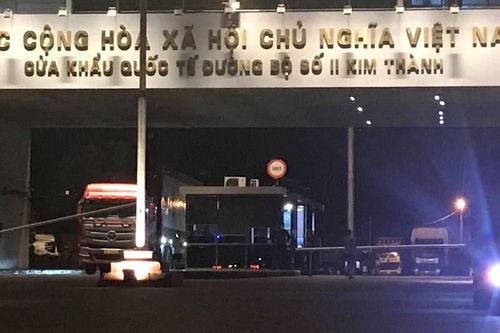 Cửa khẩu Kim Thành (Lào Cai) thông quan trở lại, nỗ lực 'giải phóng' hàng chục xe hàng trong đêm