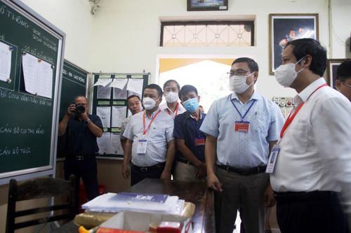 Bộ trưởng Bộ Giáo dục và Đào tạo Nguyễn Kim Sơn kiểm tra công tác thi tại Thừa Thiên Huế