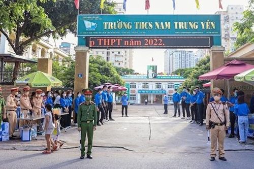 Công an Hà Nội đảm bảo ANTT, hỗ trợ sĩ tử vượt vũ môn