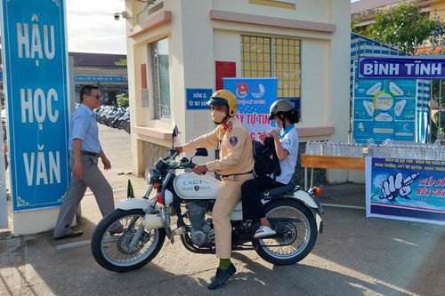 CSGT dùng xe đặc chủng chở nữ thí sinh đến điểm thi