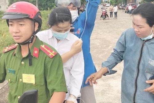 Nữ sinh vào phòng thi với bình truyền nước trên tay