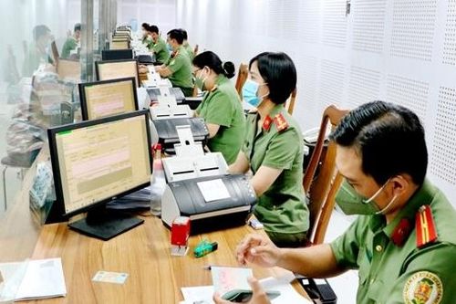 Công an làm tăng giờ giảm quá tải tại nơi cấp hộ chiếu