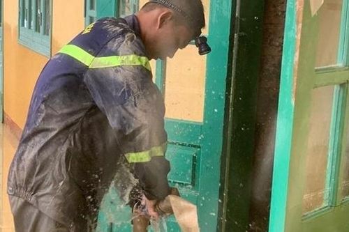 Bộ trưởng Tô Lâm gửi thư khen chiến sỹ giải cứu kịp thời 105 em học sinh khỏi vùng nước lũ