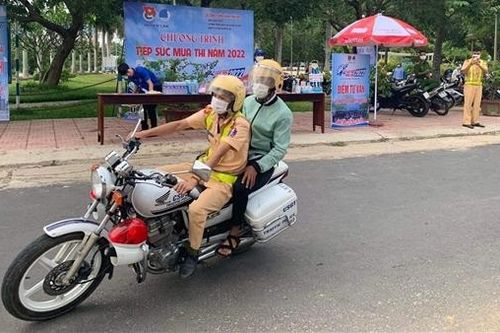 Nam thí sinh hỏng xe được CSGT đưa đến điểm thi