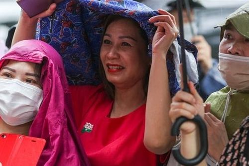Phụ huynh đội mưa đón con sau môn thi thứ 2