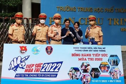 Tận tình tiếp sức sĩ tử bên sông Hàn