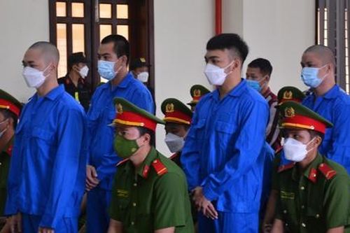 Tạm hoãn phiên xét xử vụ 'thiếu gia' thuê người bắn chết 'đàn anh'