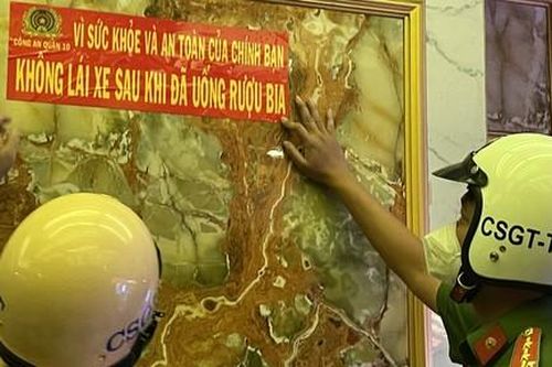 CSGT Quận 10 đến các quán karaoke tuyên truyền về tác hại của rượu bia