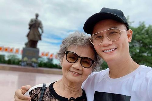 Gây sốt vì song ca với con trai, mẹ Hoàng Bách 'quyền lực' thế nào?