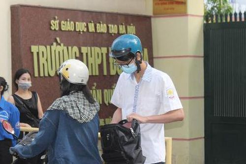 Môn thi đầu tiên Kỳ thi tốt nghiệp THPT 2022 : Thí sinh có mặt từ rất sớm, cha mẹ tập trung đông ở cổng trường chờ con sau bình thường hóa với COVID-19