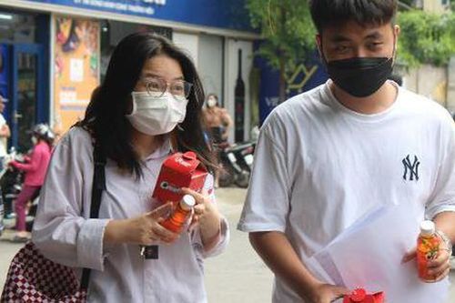 Đề Văn tốt nghiệp THPT năm 2022 vào bài 'Chiếc thuyền ngoài xa', các sĩ tử mỗi người một cảm xúc