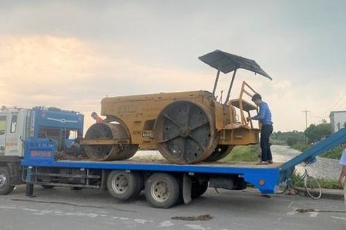 Hi hữu 2 thanh niên trộm cả xe lu để bán
