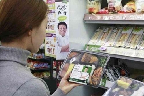 Người Hàn lùng mua đồ sắp hết hạn, hàng đổi trả thời bão giá