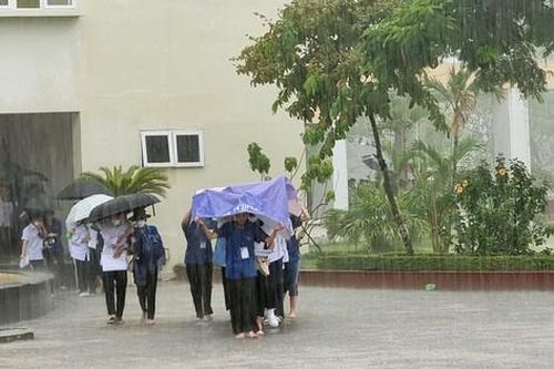 Kỳ thi tốt nghiệp THPT 2022: Hàng vạn sĩ tử Hải Phòng gặp khó vì nhiều tuyến đường ngập lụt
