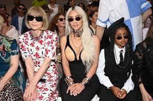 Kim Kardashian ngồi cạnh Anna Wintour, hút trọn sự chú ý ở show Jean Paul Gautier