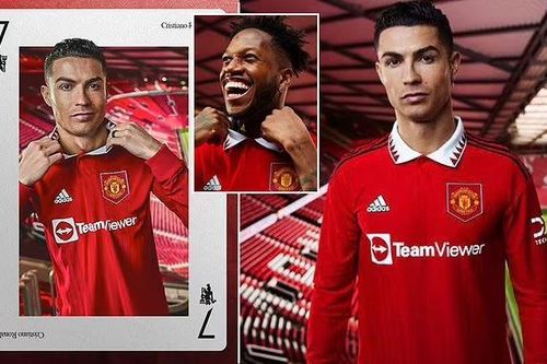 Ronaldo quảng bá áo đấu mới MU giữa tin đồn sang Chelsea