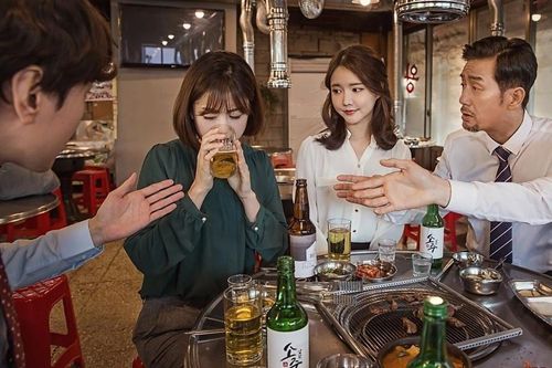 Áp lực kép của dân công sở Hàn Quốc