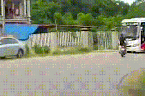 Ôm cua tốc độ cao, nam thanh niên suýt tông vào xe khách