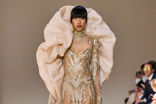 Phương Oanh diện váy xuyên thấu diễn show cao cấp ở Pháp