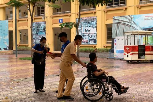Nét đẹp văn hóa làm ấm lòng sĩ tử