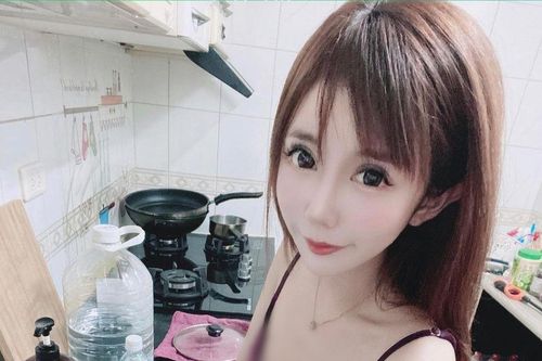 Diện đồ hở hang làm việc nhà, hot girl khoe vòng 1 'ná thở'