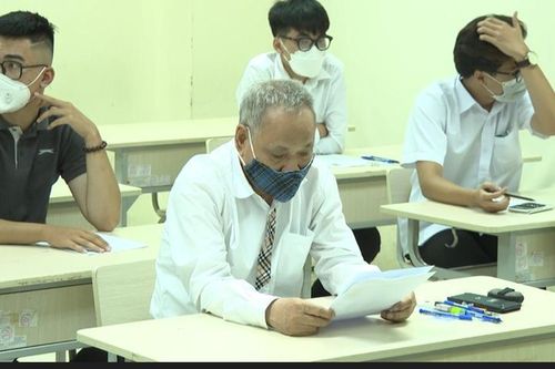 Ngưỡng mộ cụ ông 82 tuổi vẫn đi thi tốt nghiệp THPT